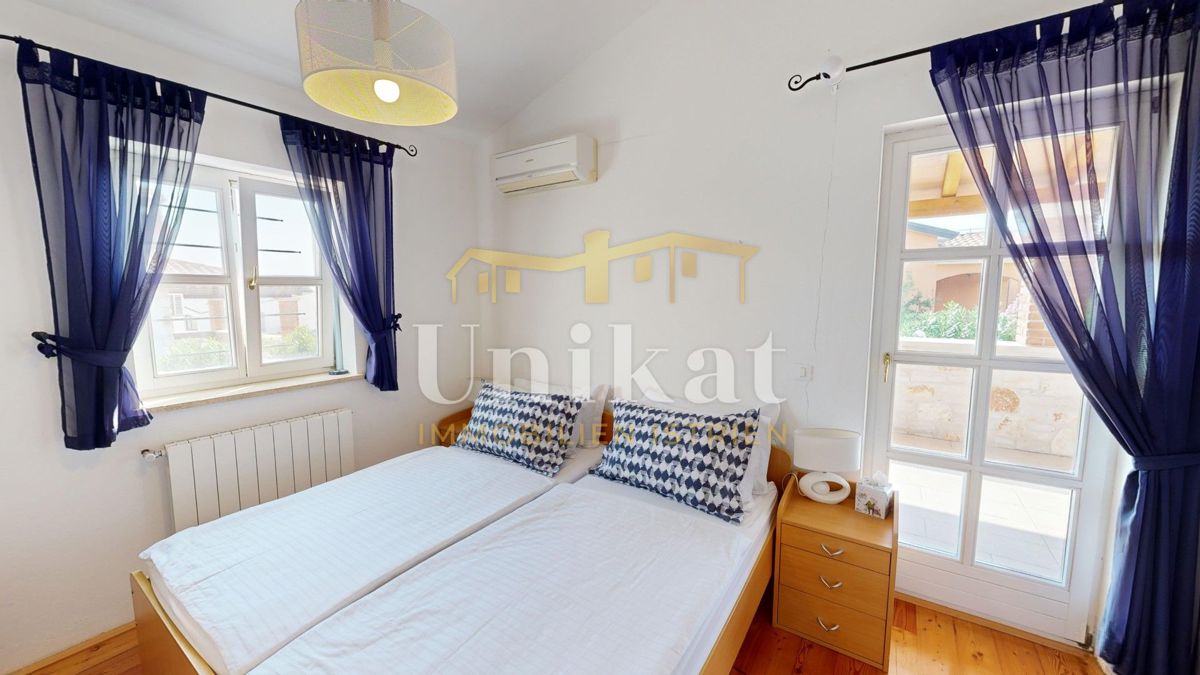 Dvojna hiša z bazenom v istrskem slogu